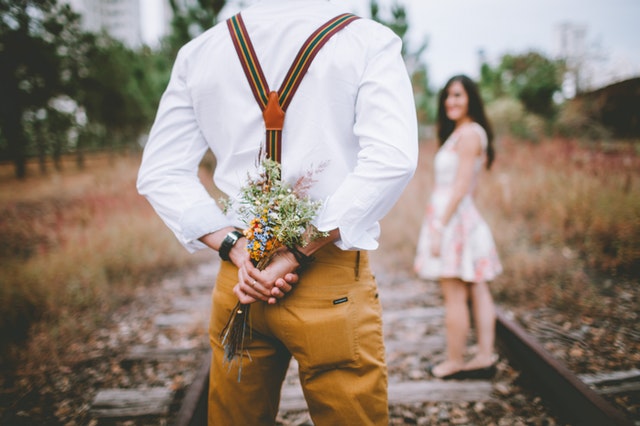 Man_Holding_a_Flower_Bouquet_to_give_to_significant_other